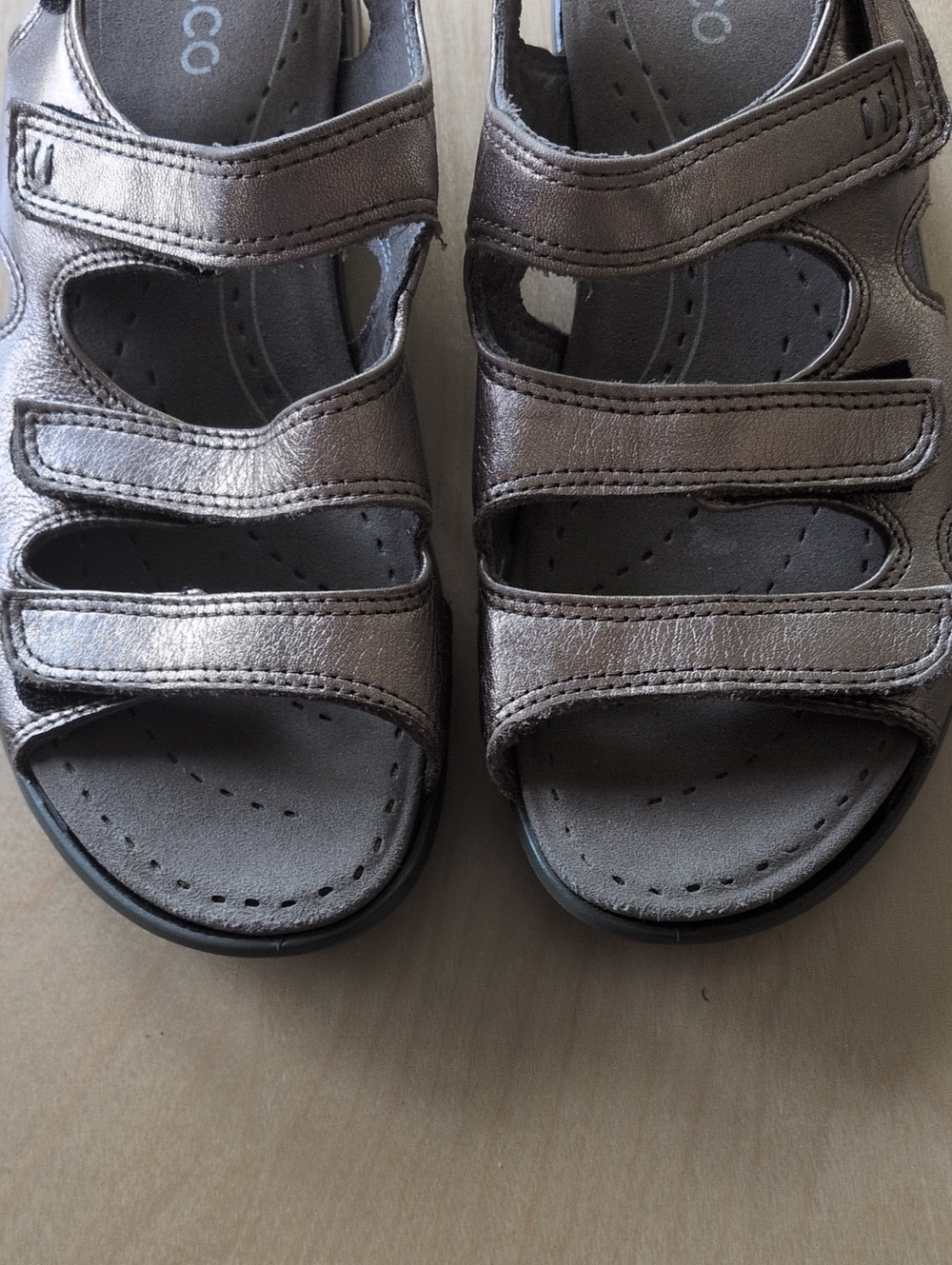 Clearance-closet! Ecco Three Strap Metallic Color Size 38  Sandals - - Picture 8 of 8